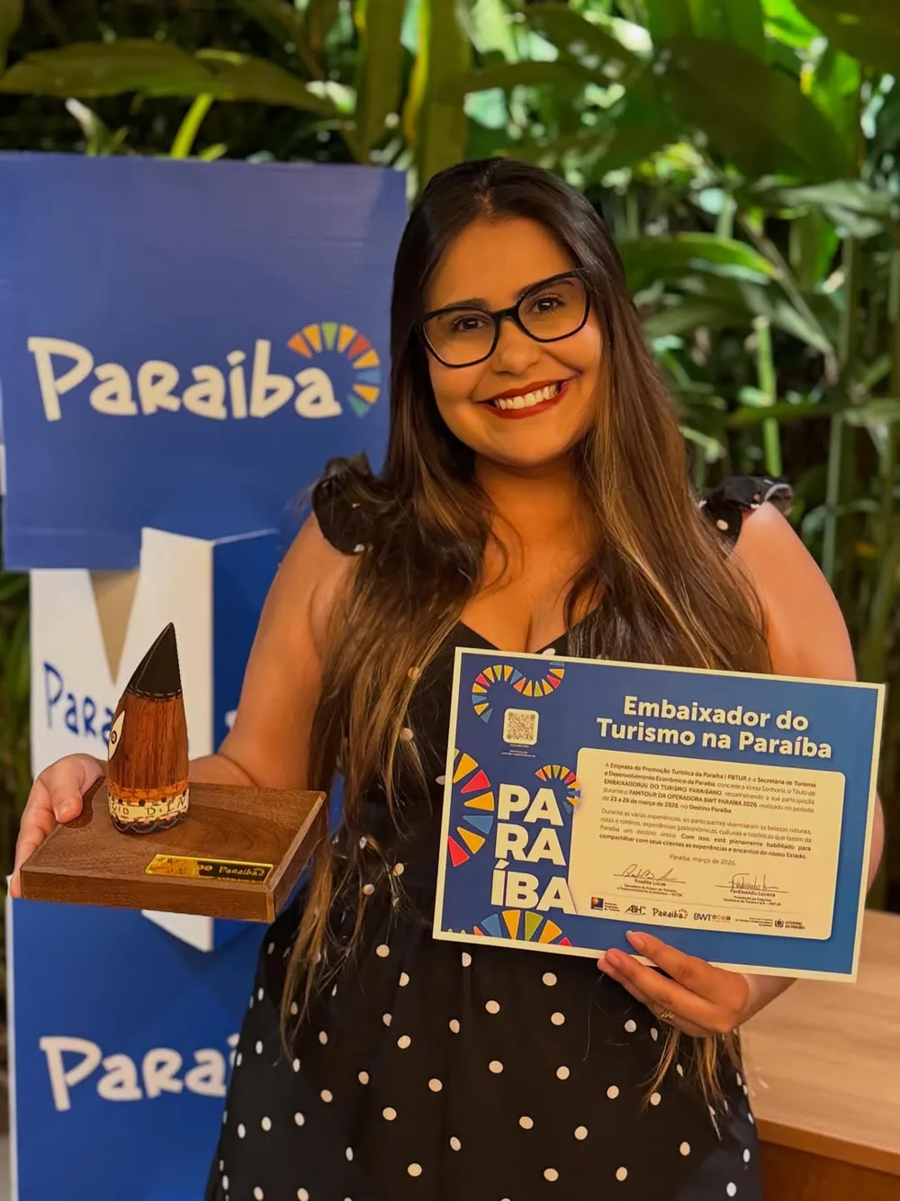 Larissa Moraes, fundadora da Bons Ares, recebendo o título de Embaixadora do Turismo na Paraíba
